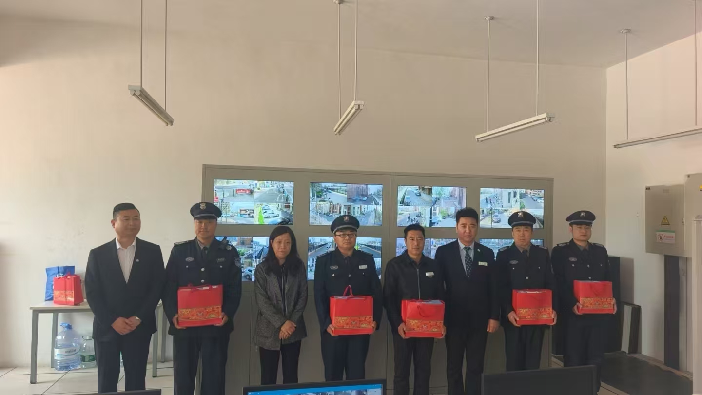 小区凌晨突发火情 保安消防联动救援化险为夷
