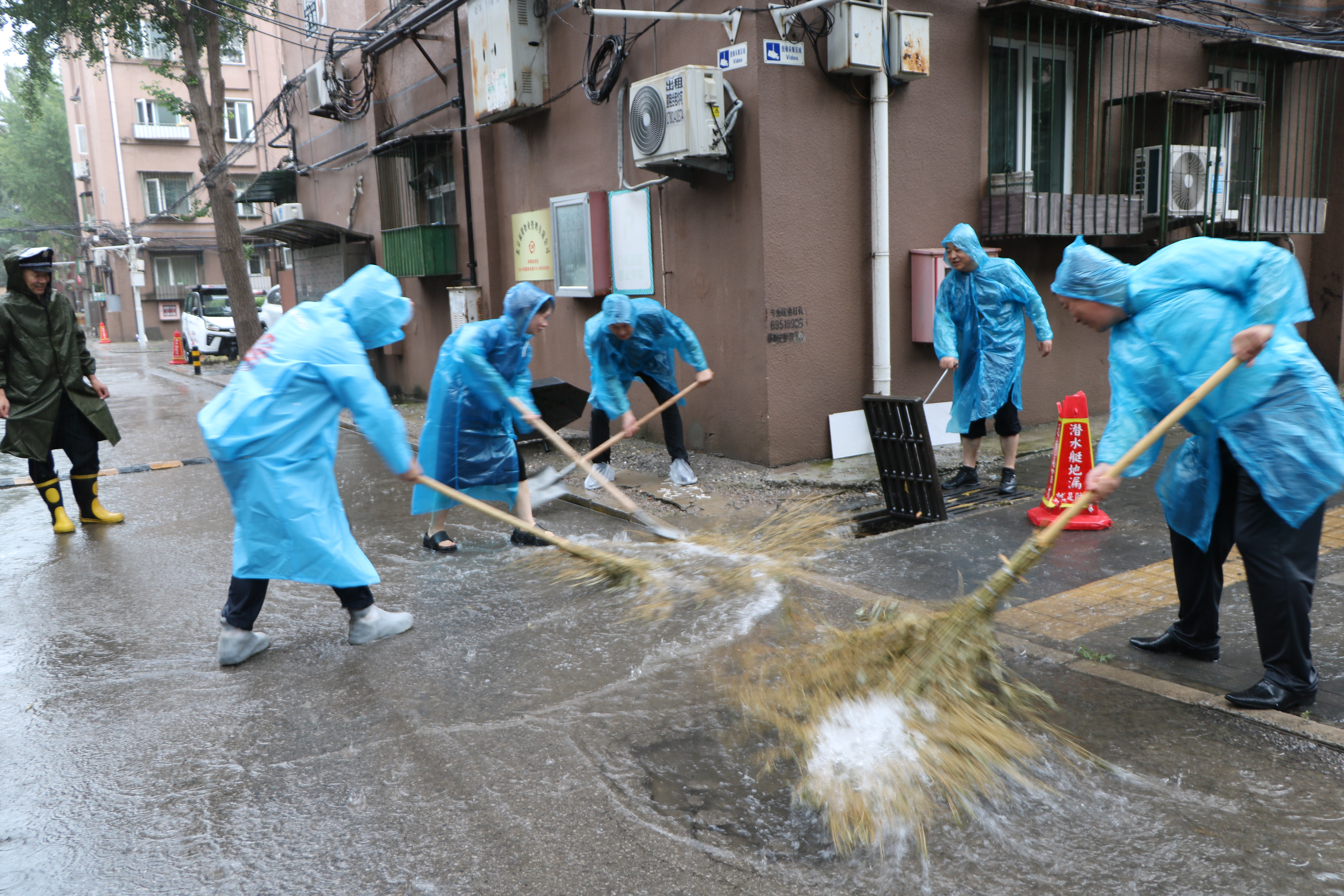 党建引领聚合力 防汛一线践初心 ——中保伟业筑牢极端天气安全屏障